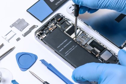 Išmanieji telefonai vėl su išimamomis baterijomis?