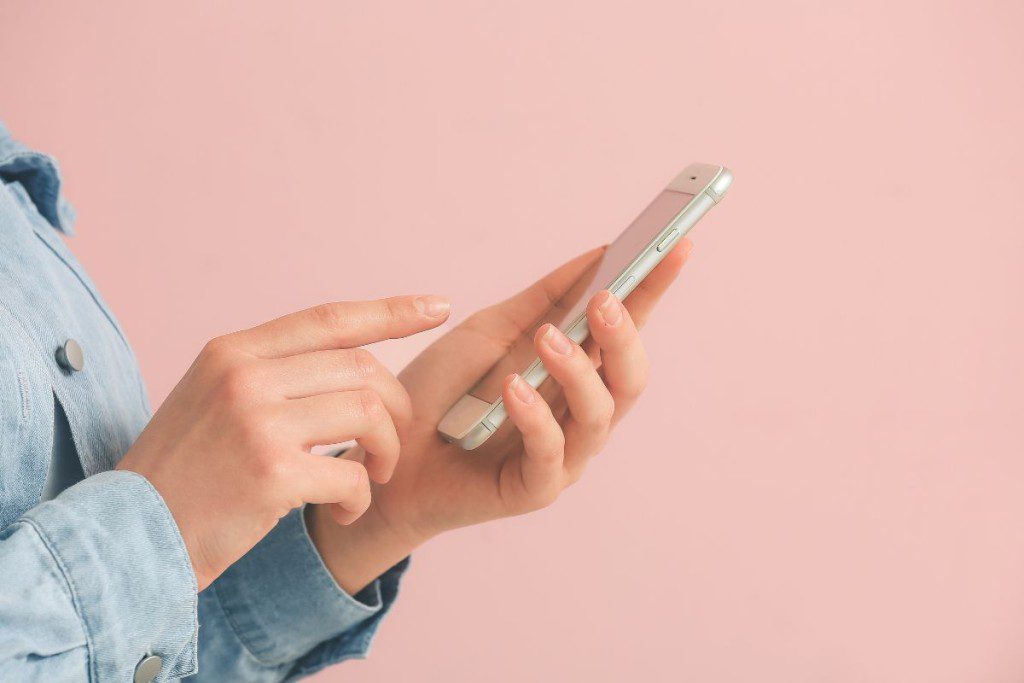 Išmanieji telefonai vėl su išimamomis baterijomis? Integruota baterija estetiškesniam dizainui