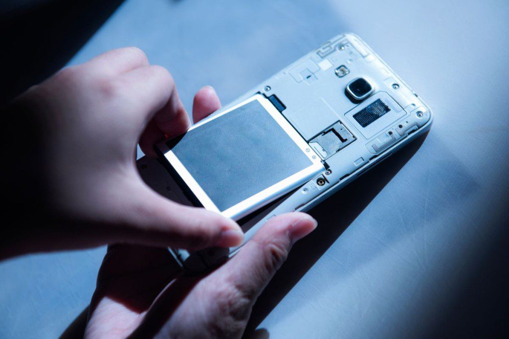 Išmanieji telefonai vėl su išimamomis baterijomis? Kada telefonai grįš į rinką?