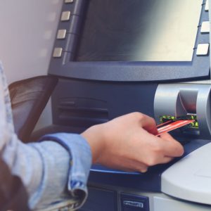 Ką daryti jei bankomatas prarijo kortelę ar nedavė pinigų