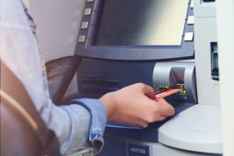 Ką daryti jei bankomatas prarijo kortelę ar nedavė pinigų