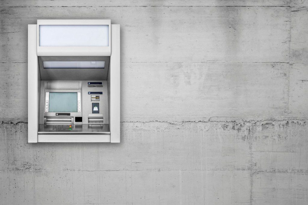 Ką daryti jei bankomatas prarijo kortelę ar nedavė pinigų? Negavote pinigų