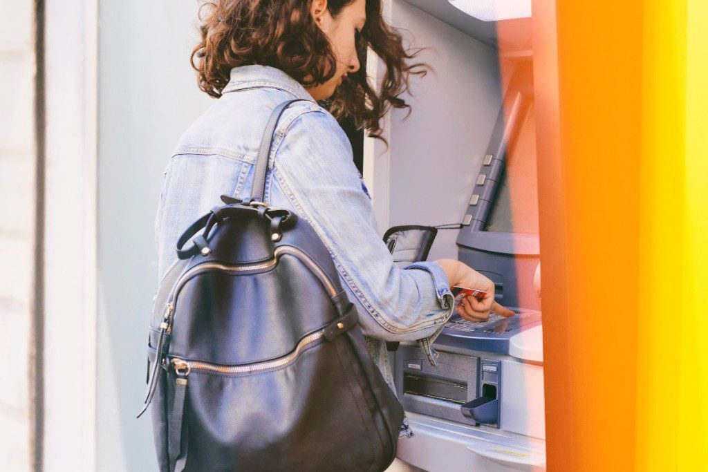 Ką daryti jei bankomatas prarijo kortelę ar nedavė pinigų? Praryta kortelė
