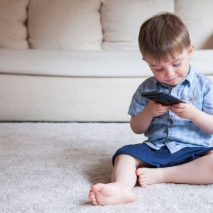 Kada vaikai turėtų gauti savo pirmąjį telefoną?