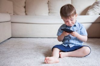 Kada vaikai turėtų gauti savo pirmąjį telefoną?