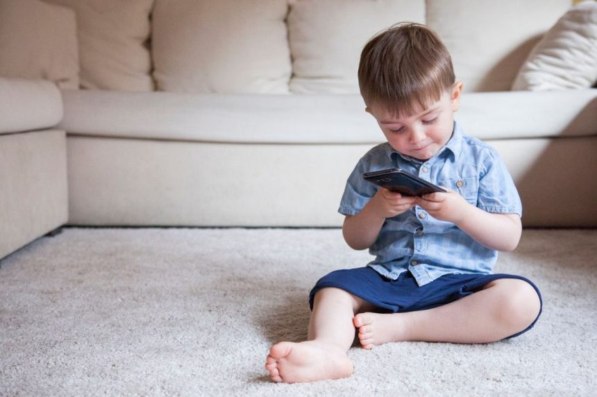 Kada vaikai turėtų gauti savo pirmąjį telefoną?