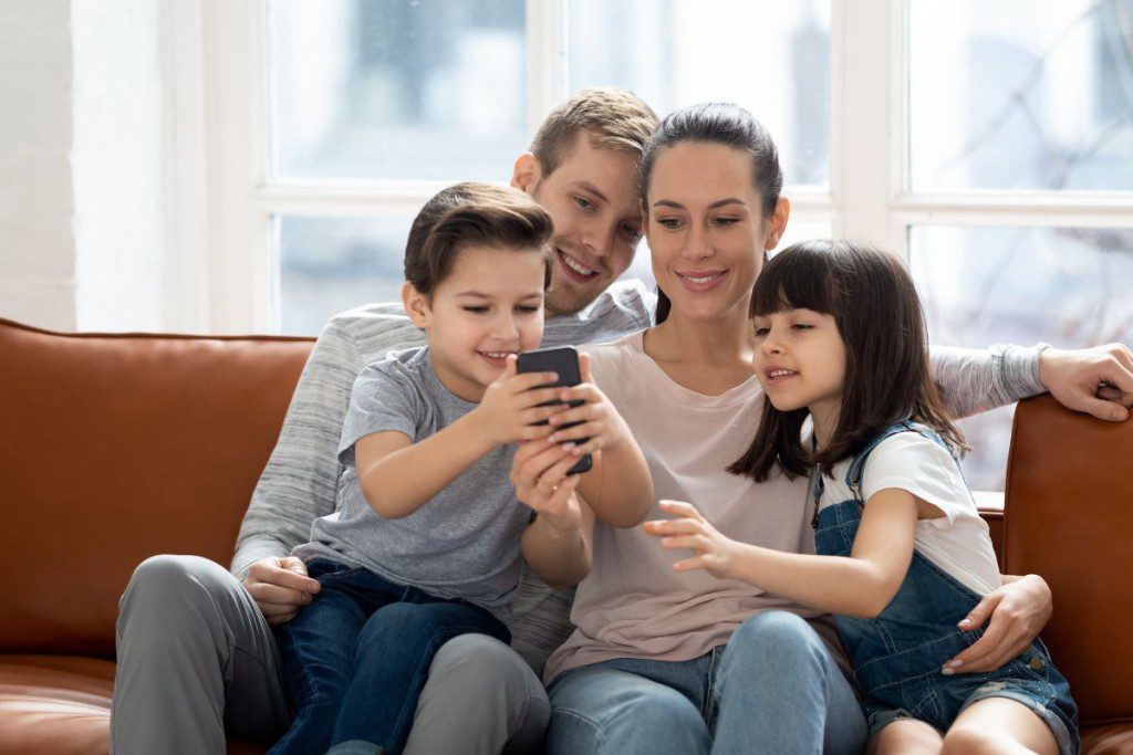 Kada vaikai turėtų gauti savo pirmąjį telefoną? Tėvų vaidmuo
