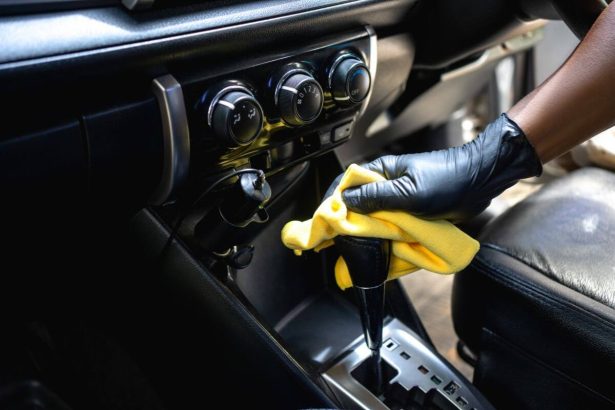 Kaip išvalyti nešvariausias vietas automobilyje. Ekspertų patarimai
