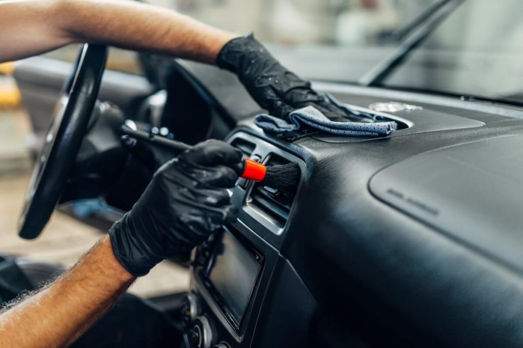 Kaip išvalyti nešvariausias vietas automobilyje. Specialios priemonės