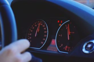 Kaip išvengti rūpesčių, susidūrus su automobilio ridos klastotojais? Patarimas
