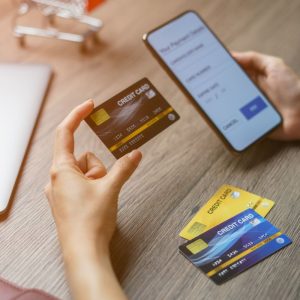Kaip teisingai išmesti banko korteles ar kitas nebegaliojančias korteles su asmens duomenimis Lietuvoje?