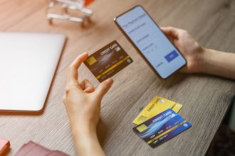 Kaip teisingai išmesti banko korteles ar kitas nebegaliojančias korteles su asmens duomenimis Lietuvoje?