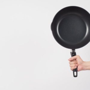 Kam skirtos skylės puodų ir keptuvių rankenose?