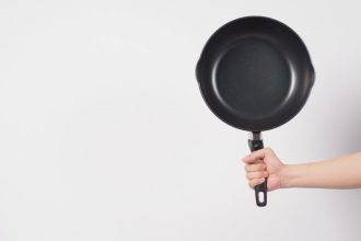 Kam skirtos skylės puodų ir keptuvių rankenose?