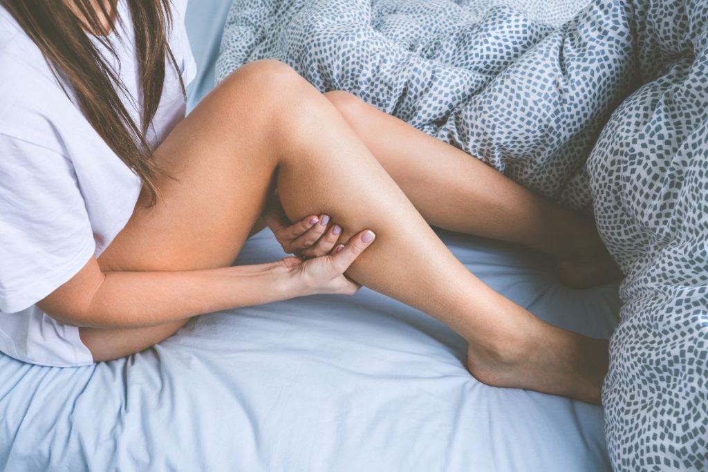 Kankina nemalonūs pojūčiai kojose dėl kurių negalite išsimiegoti? Štai, ką reikėtų daryti. Kaip palengvinti būklę