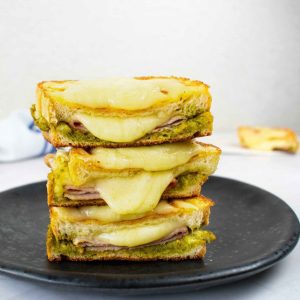 Karšti sumuštiniai su pesto padažu
