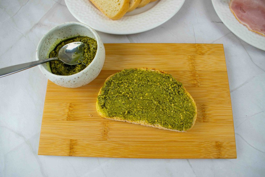 Karšti sumuštiniai su pesto padažu. Aptepti pesto