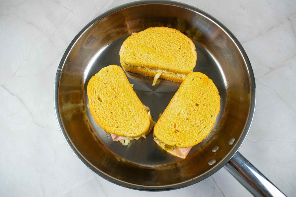 Karšti sumuštiniai su pesto padažu. Keptuvėje