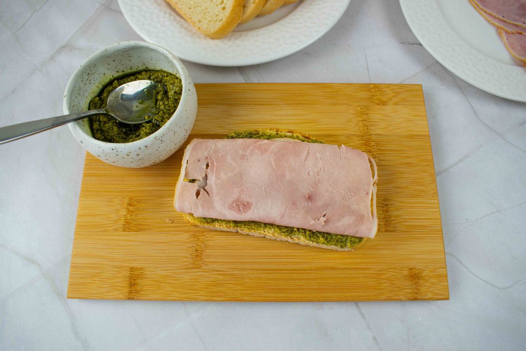 Karšti sumuštiniai su pesto padažu. Kumpis