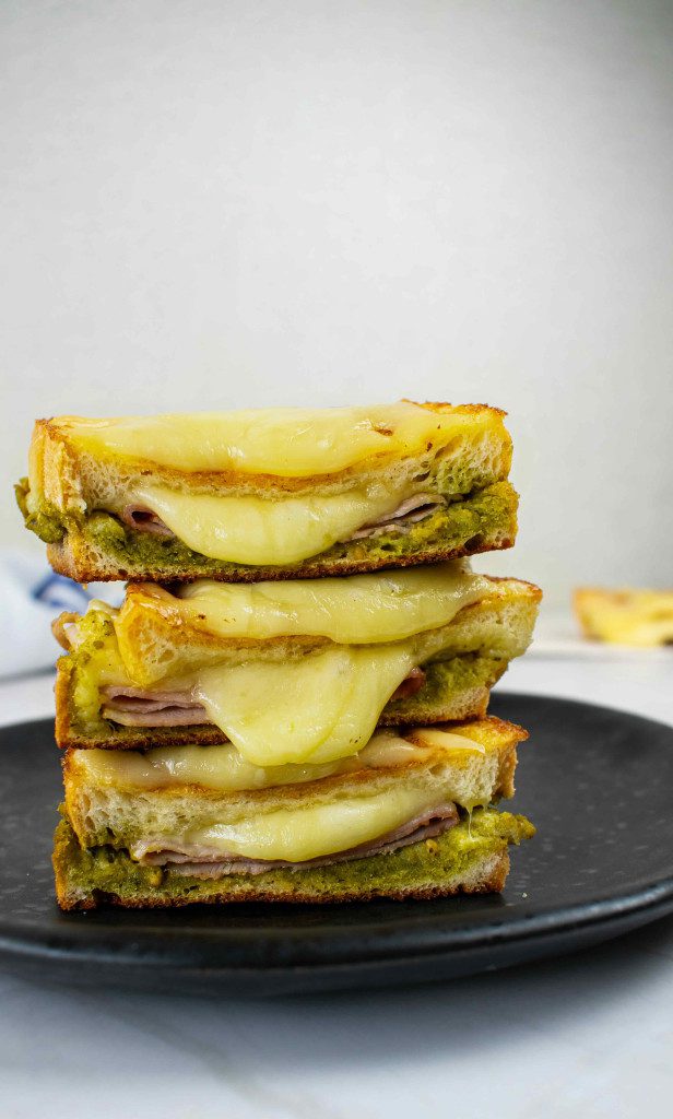 Karšti sumuštiniai su pesto padažu. Patiekta