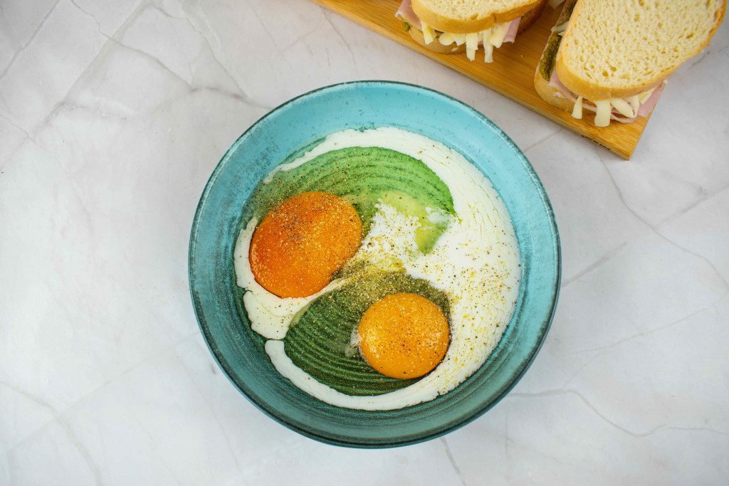 Karšti sumuštiniai su pesto padažu. Pienas