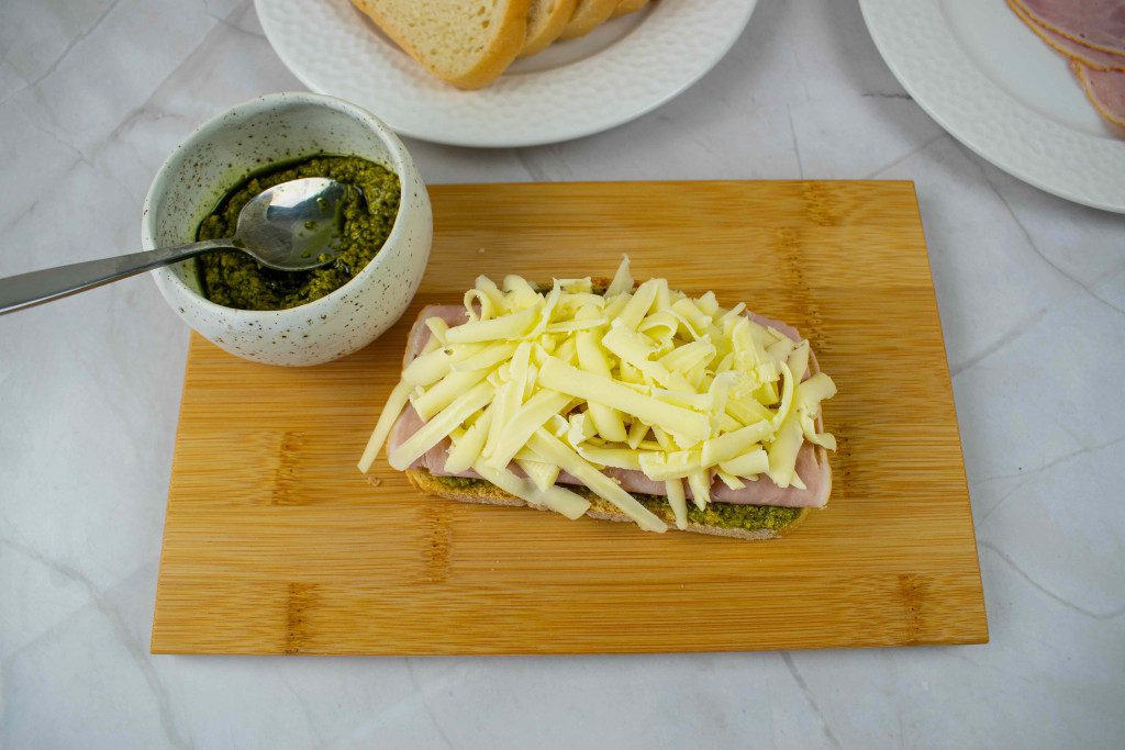 Karšti sumuštiniai su pesto padažu. Sūris