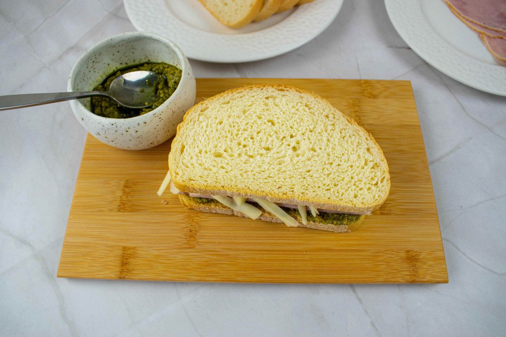 Karšti sumuštiniai su pesto padažu. Uždengta
