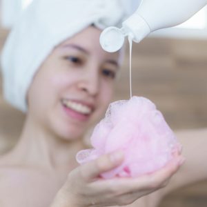 Kas kiek laiko reikėtų keisti dušo kempinę? Atsako ekspertai