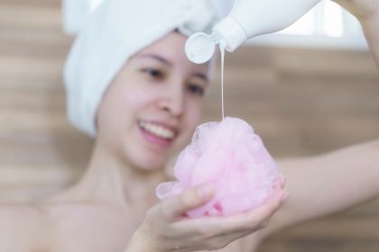 Kas kiek laiko reikėtų keisti dušo kempinę? Atsako ekspertai