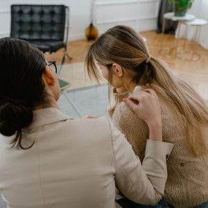 Kaip suprasti, jog jūsų aplinkoje – jautrus žmogus? Patarimai kaip bendrauti