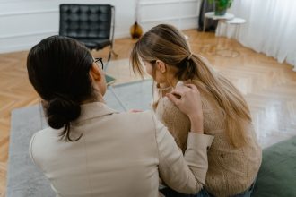 Kaip suprasti, jog jūsų aplinkoje – jautrus žmogus? Patarimai kaip bendrauti