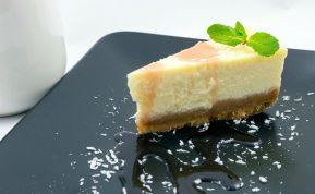 Keptas baltojo šokolado sūrio pyragas