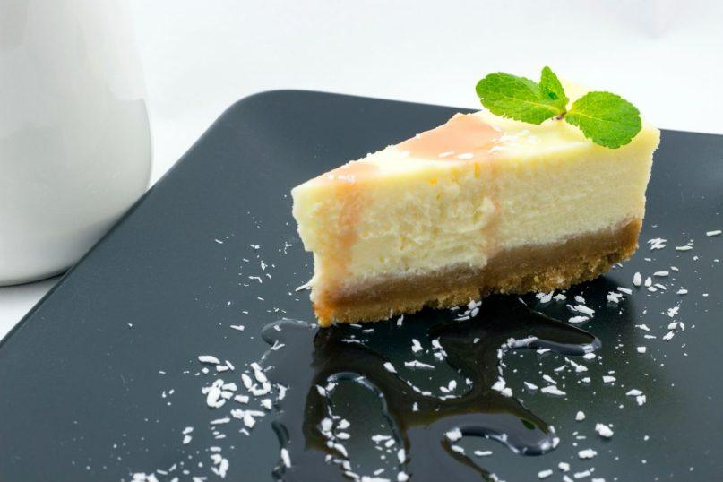 Keptas baltojo šokolado sūrio pyragas