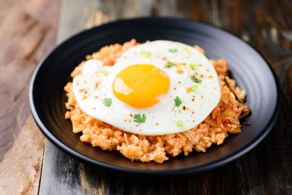 Kepti ryžiai su kimchi ir šonine