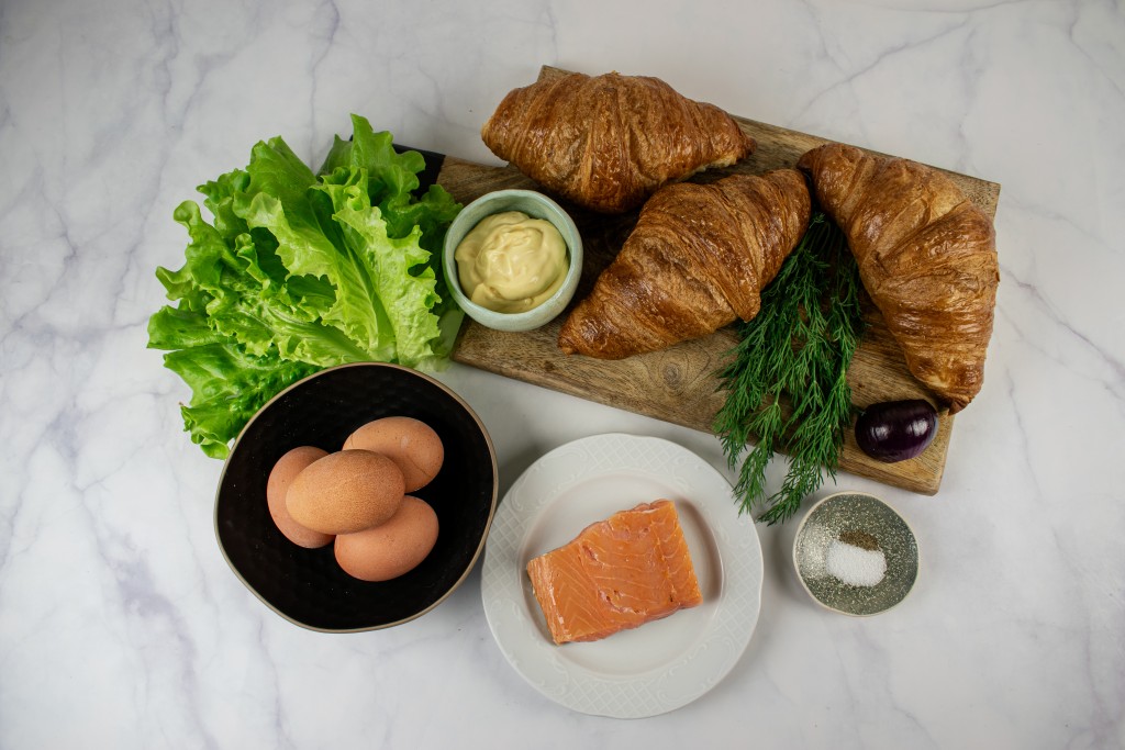 Kiaušinių salotomis su lašiša įdaryti kruasanai. Ingredientai