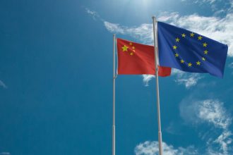 Kodėl Europa leidžia Kinijai diktuoti sąlygas? Ir kuo tai gali baigtis?