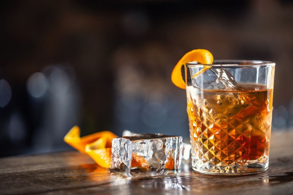 Kokteiliai su romu. Rum old fashioned
