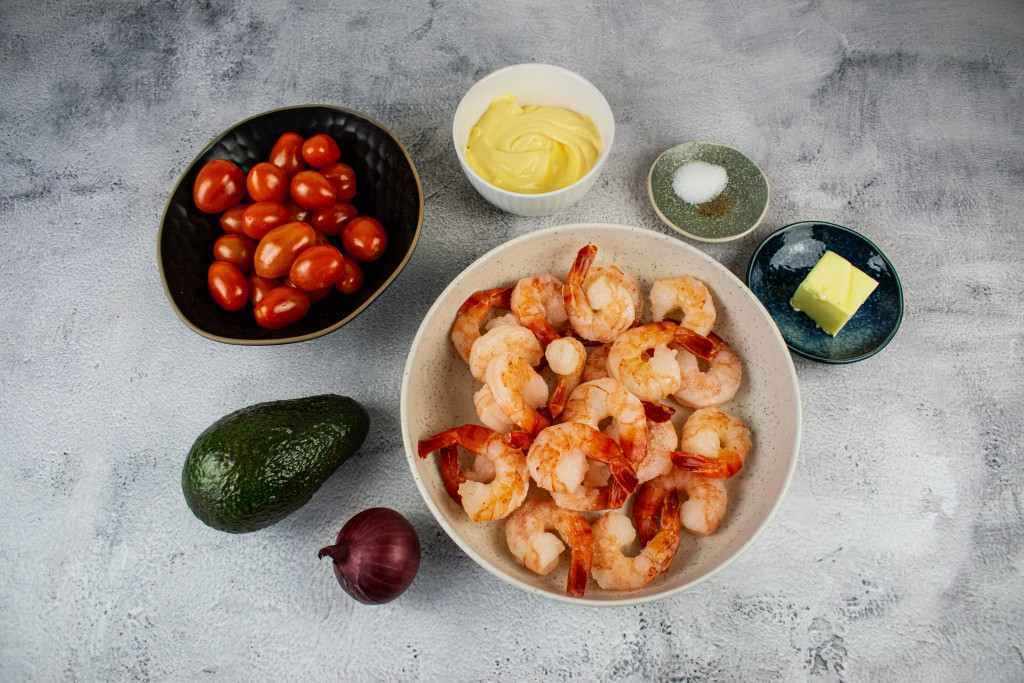 Krevečių salotos su pomidorais ir avokadais. Ingredientai