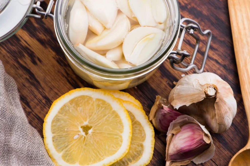 Liaudies priemonė su česnaku, svogūnu, medumi ir citrina receptas