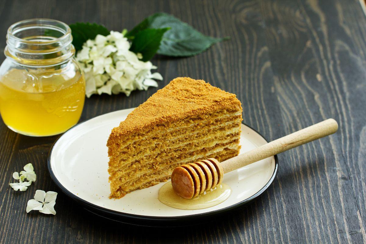 Lietuvių mėgstamiausi saldumynai. Medaus tortas