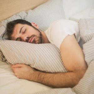 Maisto prduktai padėsianys greičiau užmigti. Miegas nauda sveikatai. Miego kokybė
