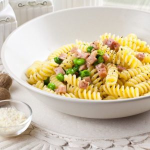 Makaronai su kumpiu ir žirneliais – greita idėja jūsų pietums