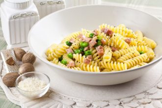 Makaronai su kumpiu ir žirneliais – greita idėja jūsų pietums