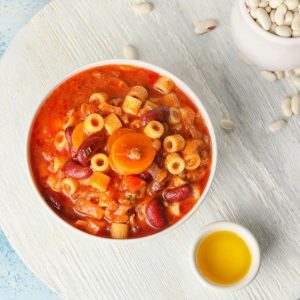 Makaronų ir pupelių sriuba su daržovėmis