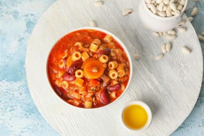 Makaronų ir pupelių sriuba su daržovėmis