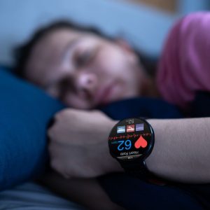 Miegate su išmaniuoju laikrodžiu? Štai, kokią žalą patiria jūsų kūnas