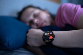Miegate su išmaniuoju laikrodžiu? Štai, kokią žalą patiria jūsų kūnas