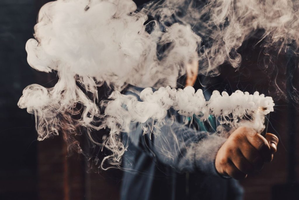 Mirtis viename įkvėpime. Kas iš tikrųjų slepiasi elektroninėse cigaretėse? Psichotropinių medžiagų sugrįžimas