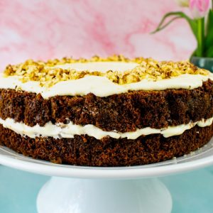 Morkų tortas su kreminio sūrio kremu – šventinio stalo puošmena