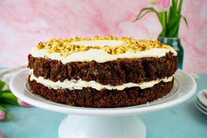 Morkų tortas su kreminio sūrio kremu – šventinio stalo puošmena